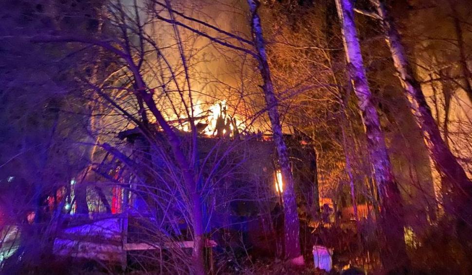 Un bărbat din Cluj a ars într-un incendiul devastator, cu care pompierii s-au luptat 4 ore  693560