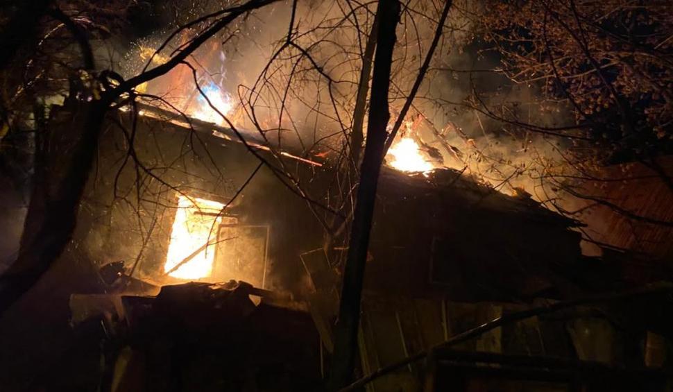 Un bărbat din Cluj a ars într-un incendiul devastator, cu care pompierii s-au luptat 4 ore  693561