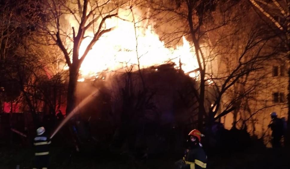 Un bărbat din Cluj a ars într-un incendiul devastator, cu care pompierii s-au luptat 4 ore  693562