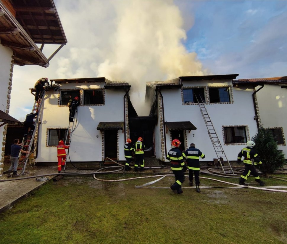 Incendiu puternic într-un complex turistic din Sibiu. Zeci de turiști evacuați în frig