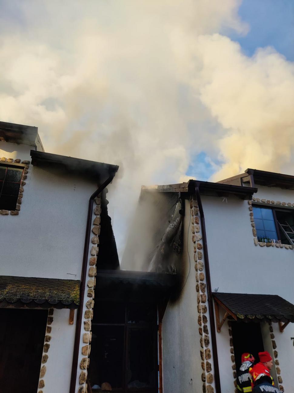 Incendiu puternic într-un complex turistic din Sibiu. Zeci de turiști evacuați în frig 693704