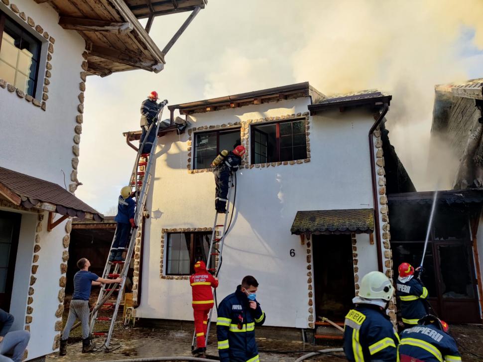 Incendiu puternic într-un complex turistic din Sibiu. Zeci de turiști evacuați în frig 693705