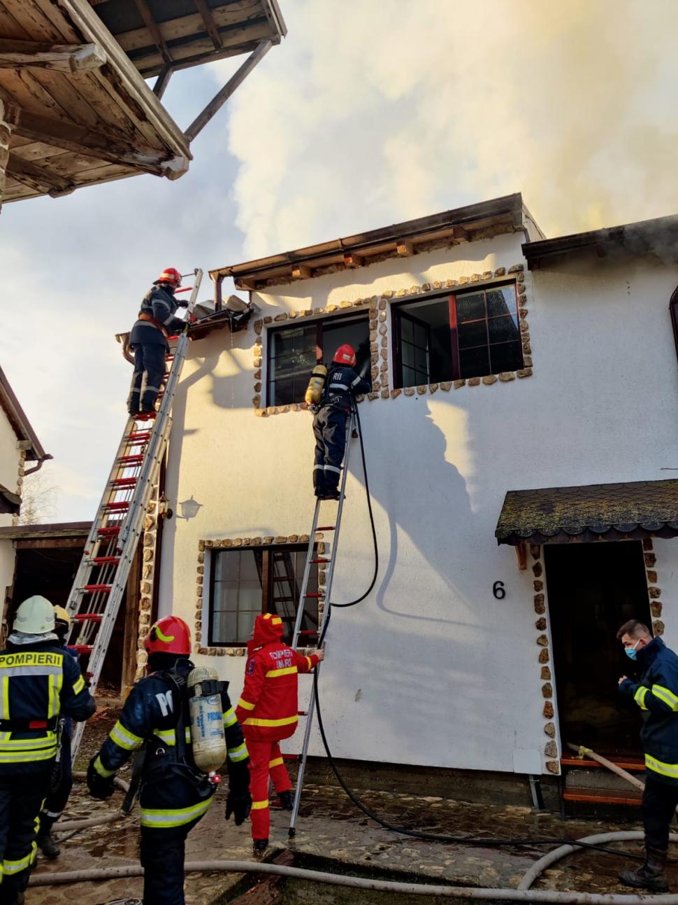 Incendiu puternic într-un complex turistic din Sibiu. Zeci de turiști evacuați în frig 693706