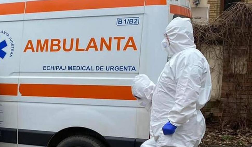 Ambulanţieri în costume de protecţie anti-COVID, trimişi la o instituţie publică din Timişoara. Surpriza celor din interior a fost uriaşă 693746