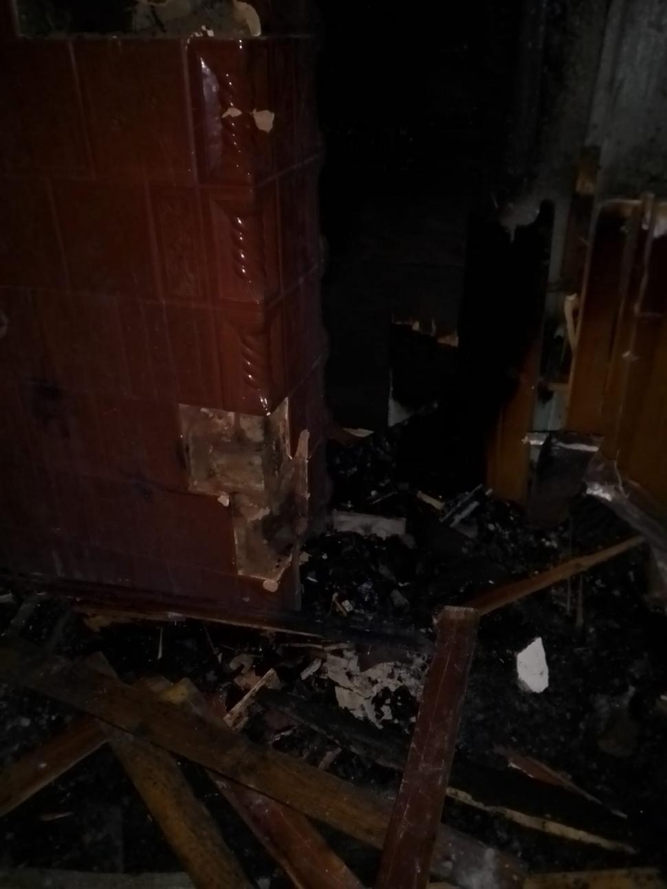 Biserică din Botoșani mistuită de flăcări. Ce au găsit pompierii când au intrat în lăcașul sfânt 693798