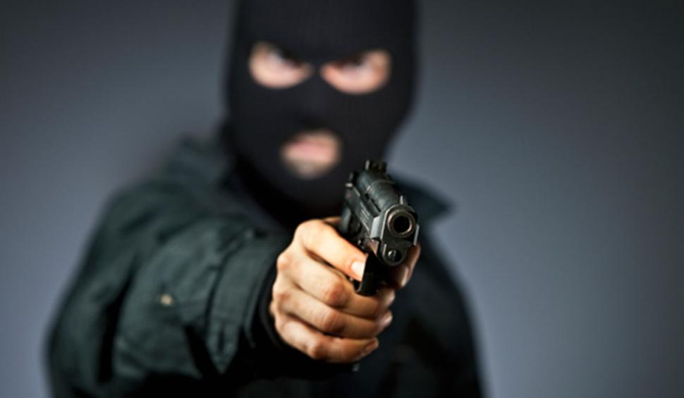 Tentativă de jaf cu pistol la o bancă din Bucureşti. Reacţia incredibilă a unui angajat