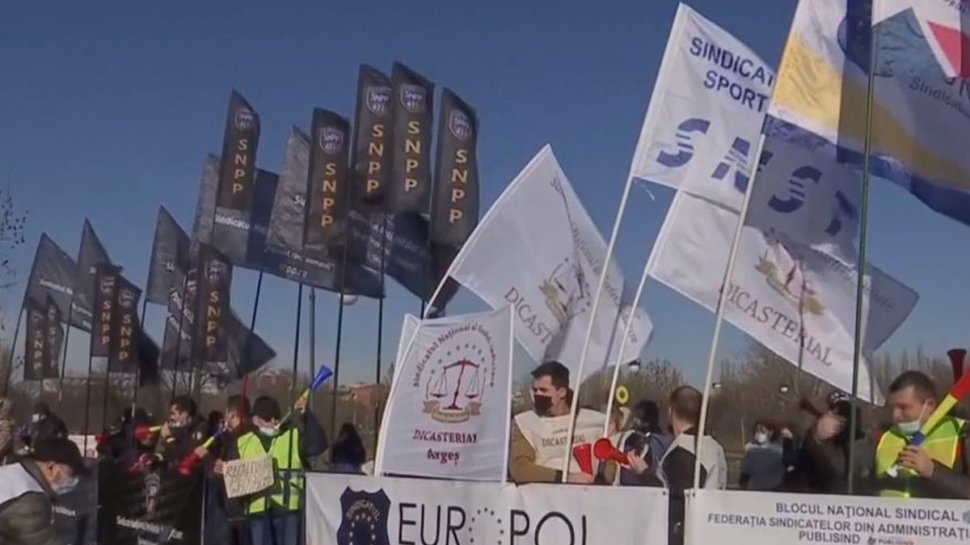 Proteste de amploare în Bucureşti! Românii, hrăniţi din firimiturile bugetului