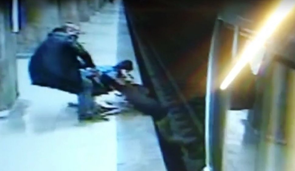 Fată de 14 ani, salvată după ce s-a aruncat în fața metroului, în stația Dristor 1 din Bucureşti