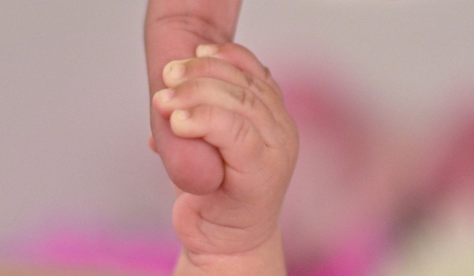 Un bebeluș de cinci zile a fost găsit abandonat într-o scară de bloc din Râmnicu Vâlcea: Ce-au spus medicii despre starea fetiței