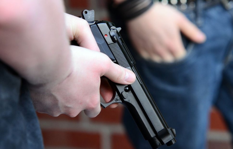 Un bărbat din Caraș-Severin a fost arestat preventiv, după ce şi-a împuşcat concubina cu un pistol de tip Airsoft
