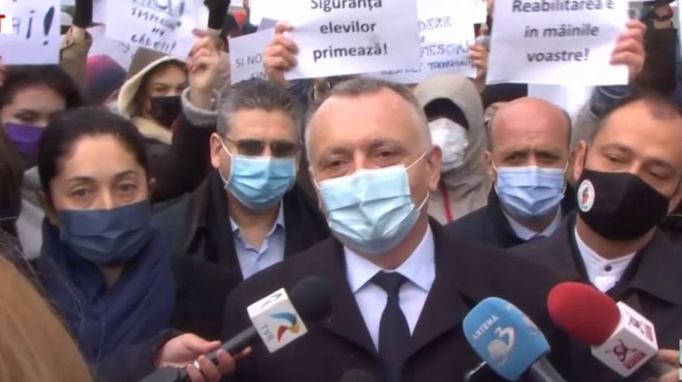 Sorin Cîmpeanu, în mijlocul protestului de la Colegiul Național "Gheorghe Şincai" din București