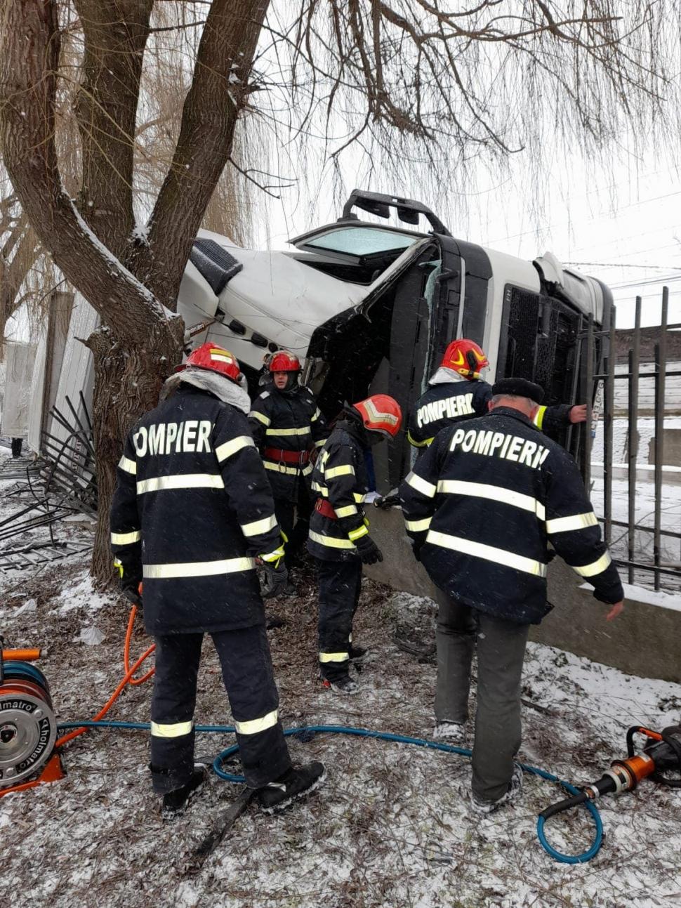 Un TIR cu oi s-a răsturnat şi a intrat în gardul unei şcoli 694666