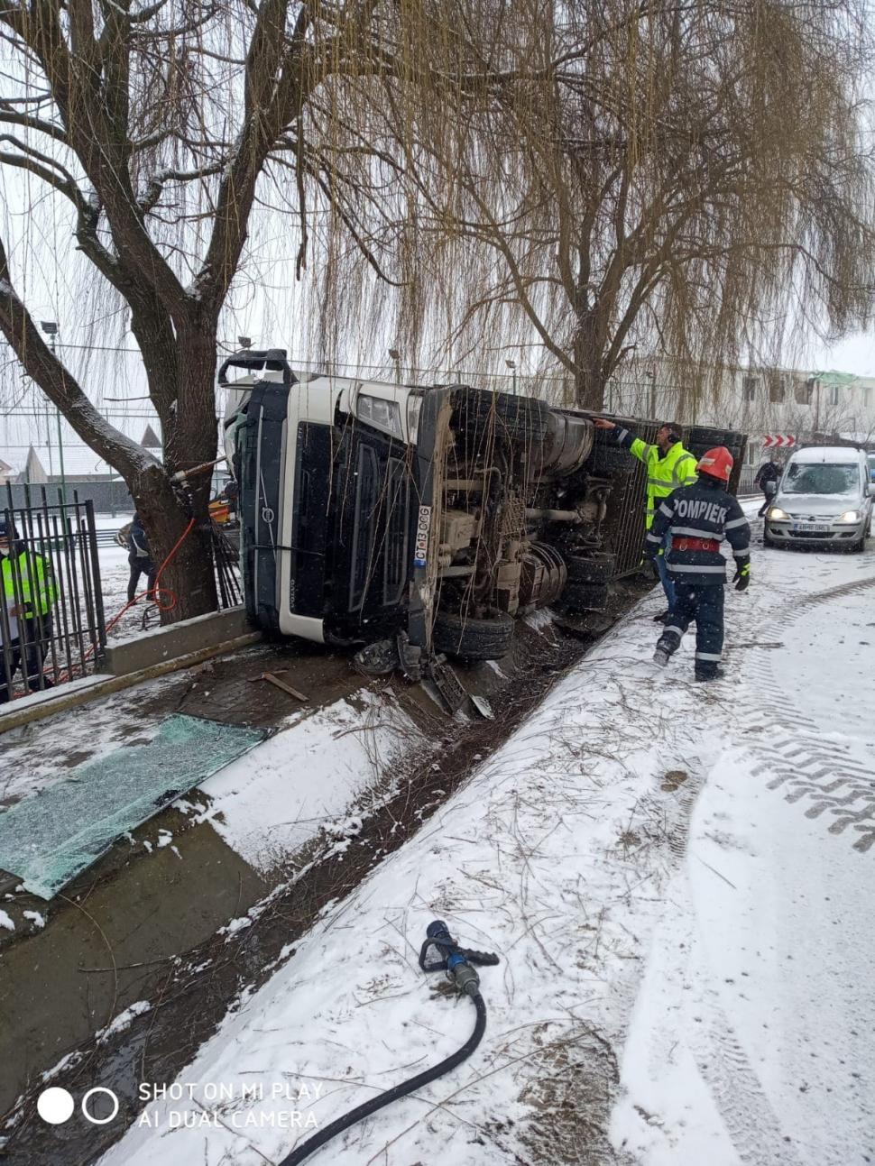 Un TIR cu oi s-a răsturnat şi a intrat în gardul unei şcoli 694668