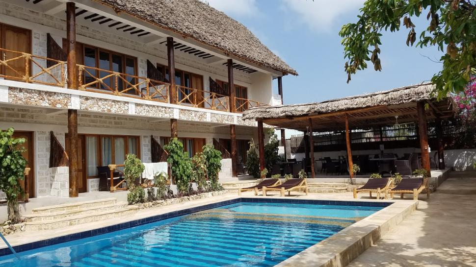 Un român a construit un hotel în Zanzibar, în plină pandemie. Mesajul său pentru cei care l-au criticat: "Papagalilor, noul meu bloc" 694722