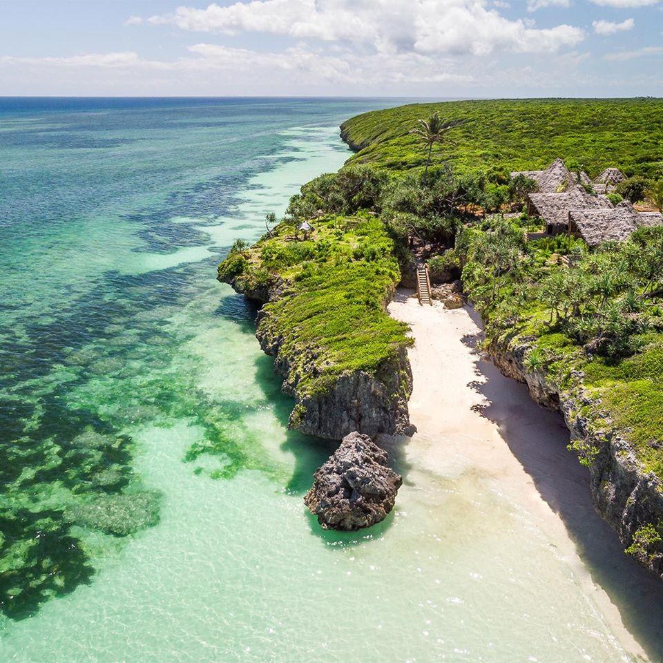 Un român a construit un hotel în Zanzibar, în plină pandemie. Mesajul său pentru cei care l-au criticat: "Papagalilor, noul meu bloc" 694723