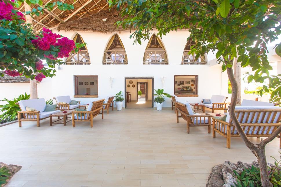 Un român a construit un hotel în Zanzibar, în plină pandemie. Mesajul său pentru cei care l-au criticat: "Papagalilor, noul meu bloc" 694724