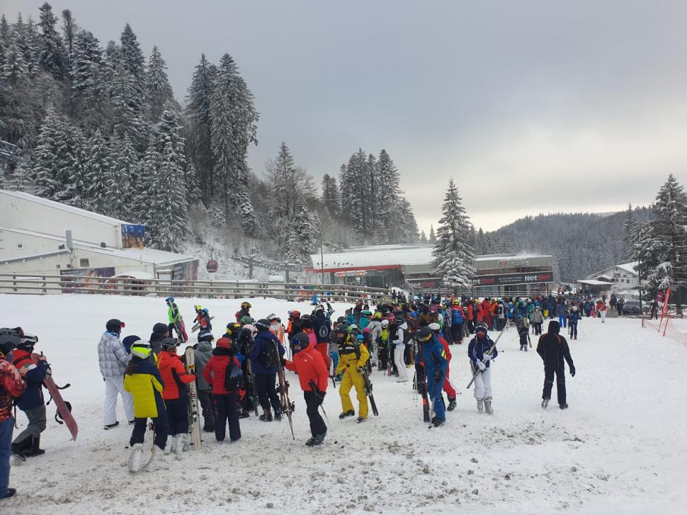 Coadă de o oră la telegondolă. La munte, sunt minus 20 de grade 694765