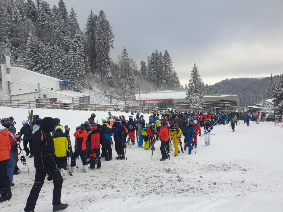 Coadă de o oră la telegondolă. La munte, sunt minus 20 de grade 694766