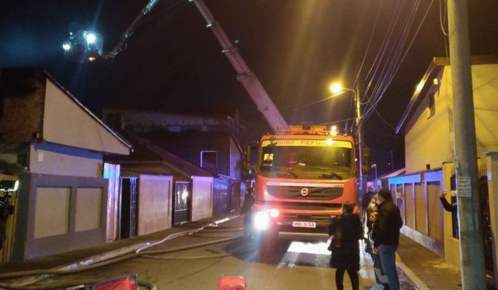 Incendiu uriaş în Bucureşti. Patru case au ars, un bărbat a suferit arsuri