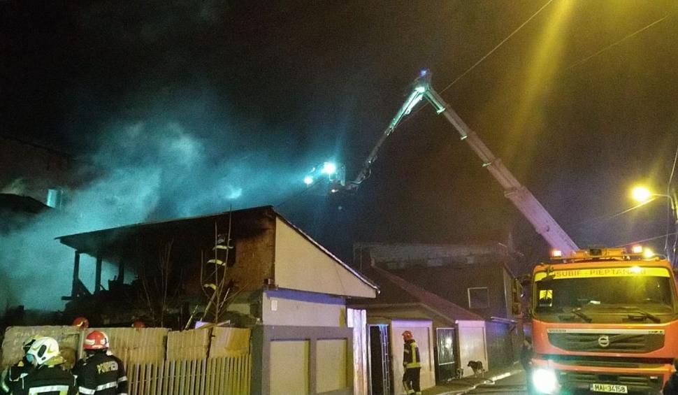 Incendiu uriaş în Bucureşti. Patru case au ars, un bărbat a suferit arsuri 694816
