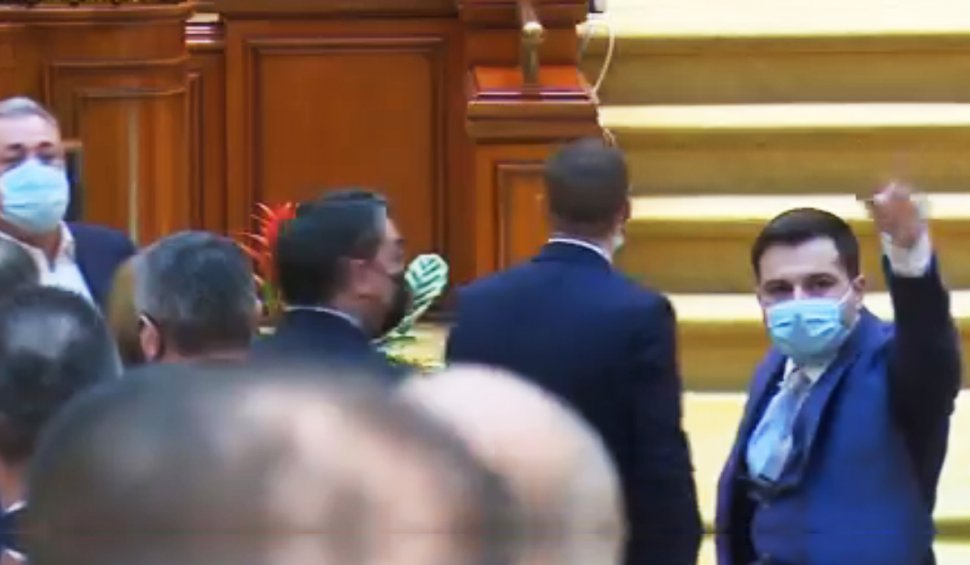 Scandal în Parlament la moţiunea împotriva lui Vlad Voiculescu. Preşedintele şedinţei le-a închis microfonul parlamentarilor PSD