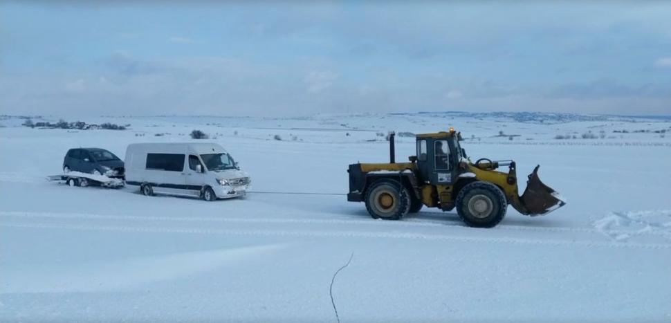 Şoferi speriaţi de un fenomen meteorologic nemaiîntâlnit! Maşinile lor au fost aruncate în şanţ 695027