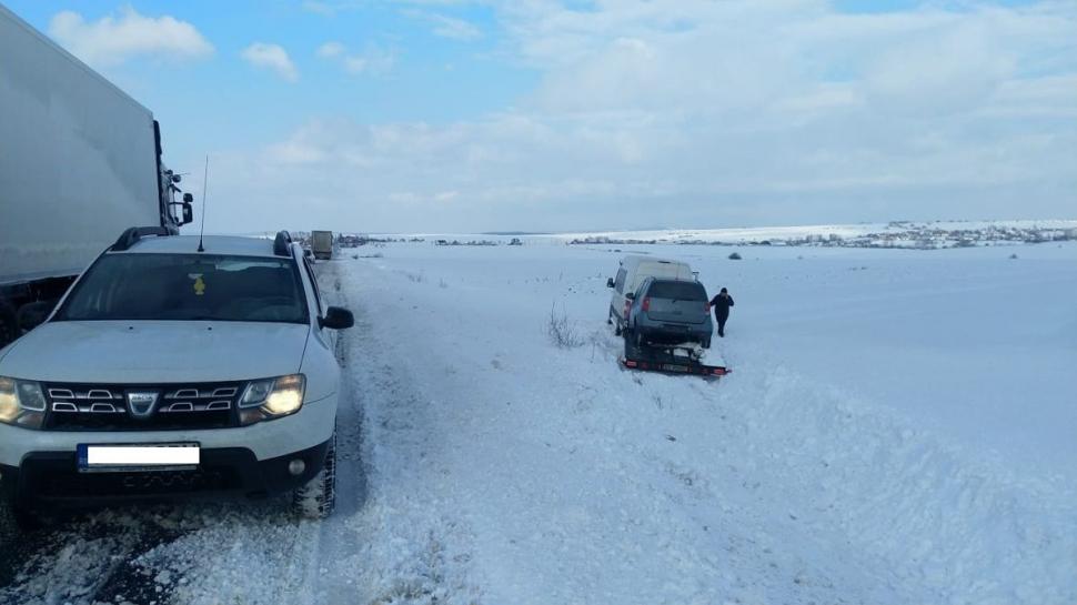 Şoferi speriaţi de un fenomen meteorologic nemaiîntâlnit! Maşinile lor au fost aruncate în şanţ 695028