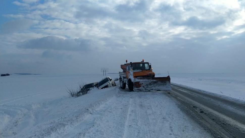 Şoferi speriaţi de un fenomen meteorologic nemaiîntâlnit! Maşinile lor au fost aruncate în şanţ 695029