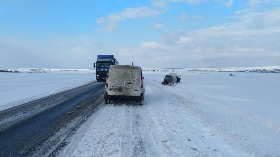Şoferi speriaţi de un fenomen meteorologic nemaiîntâlnit! Maşinile lor au fost aruncate în şanţ 695030