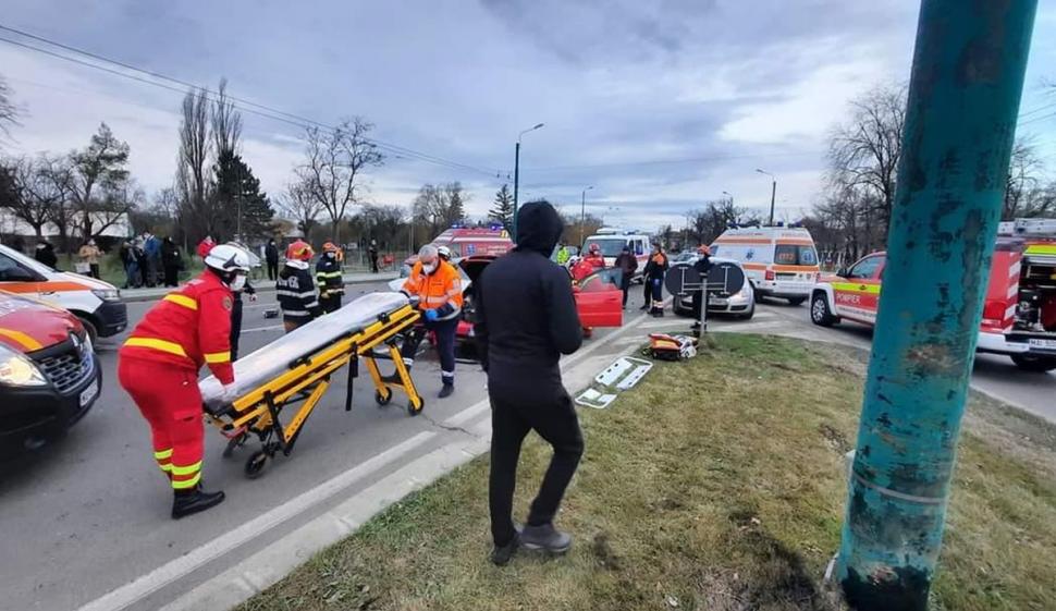 Doi poliţişti de la Rutieră, loviţi de o şoferiţă când dirijau circulaţia 695051