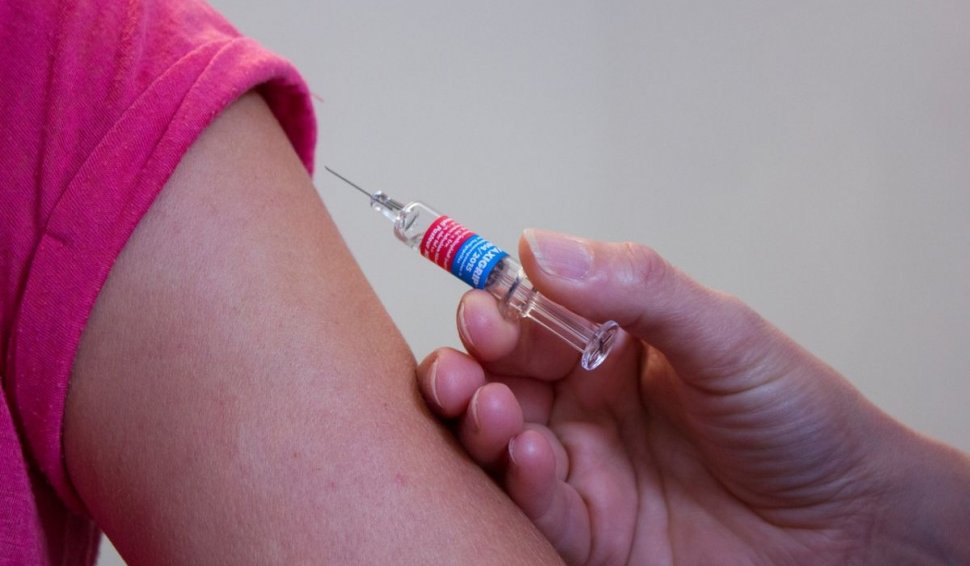 Care este "profilul" persoanei predispuse la reacţii adverse după vaccinul COVID