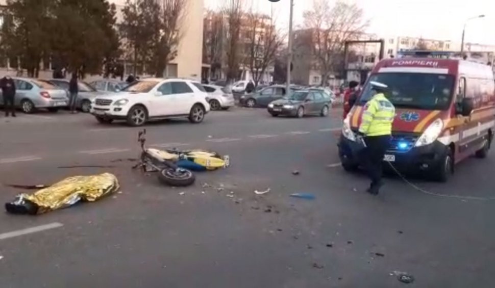 Un poliţist de 41 de ani din Argeş, mort într-un accident de motocicletă. El a fost aruncat de pe motor direct pe asfalt