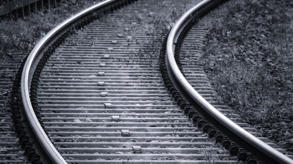 Un tânăr de 17 ani s-a sinucis! S-a așezat pe calea ferată și a așteptat să vină trenul