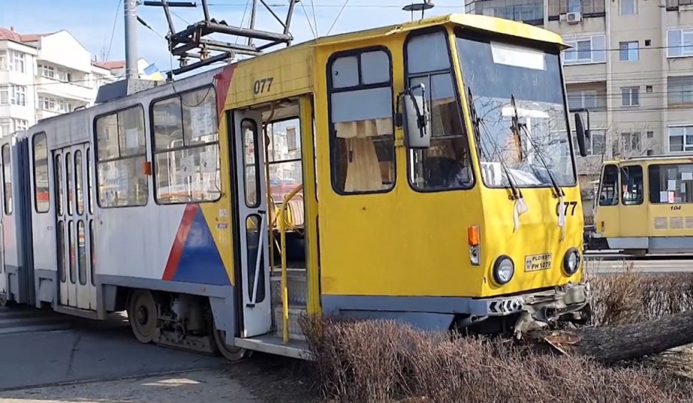 Un tramvai a fost scos de pe şine în urma coliziunii cu un autoturism, la Ploieşti