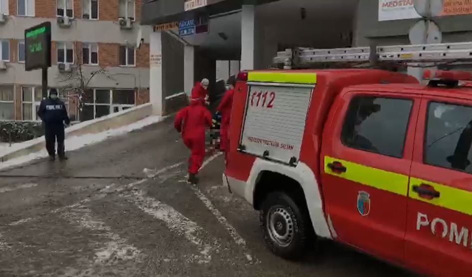 Un bărbat s-a zdrobit de asfalt într-o parcare din Cluj-Napoca, după ce a căzut de la înălţime. Medicul de pe ambulanţă a oprit manevrele de resuscitare