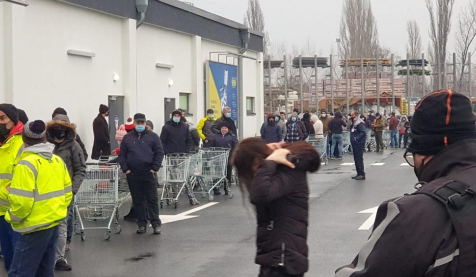 Sute de români s-au trezit cu noaptea-n cap şi s-au pus la coadă ca pe vremea lui Ceauşescu, după ce s-au anunţat reduceri la grătare 695390