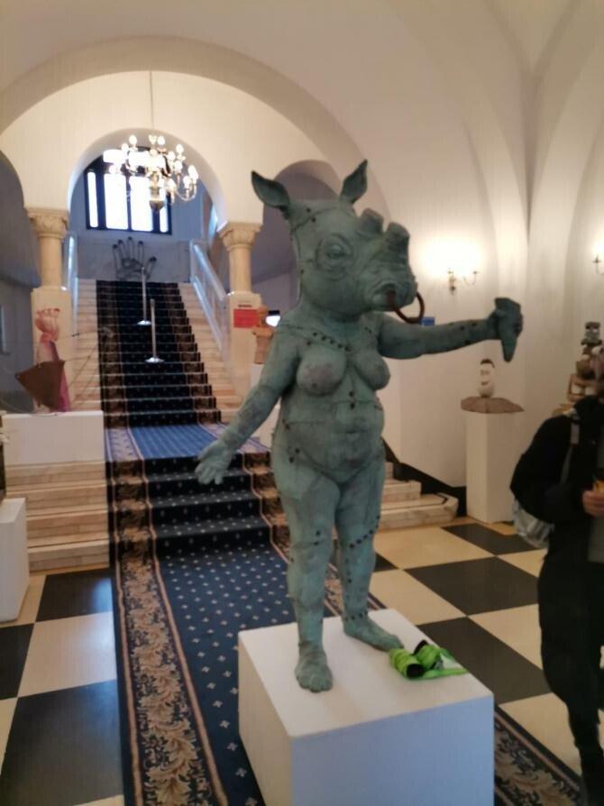 Drăcoaice fără sutien la primăria condusă de Clotilde Armand. Imagini scandaloase! 695385