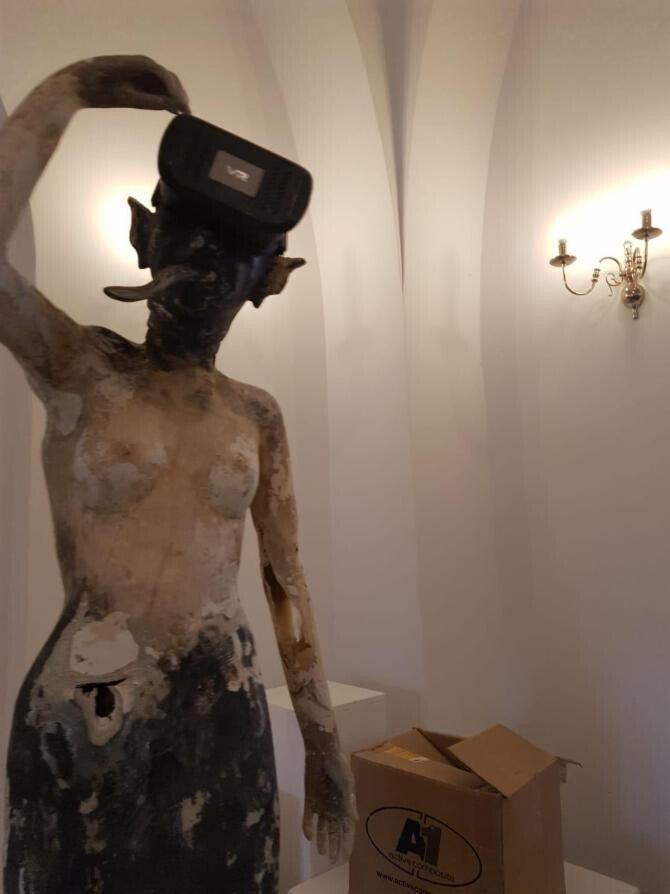 Drăcoaice fără sutien la primăria condusă de Clotilde Armand. Imagini scandaloase! 695387