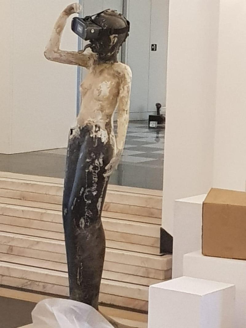 Drăcoaice fără sutien la primăria condusă de Clotilde Armand. Imagini scandaloase! 695397