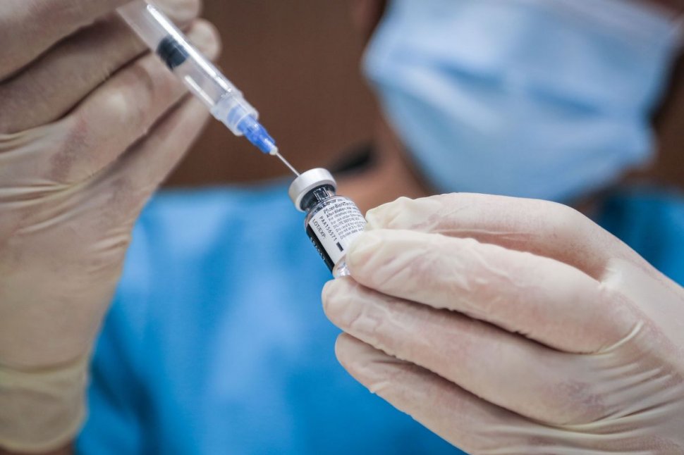 Se recomandă o întârziere în administrarea rapelului la vaccinul Pfizer