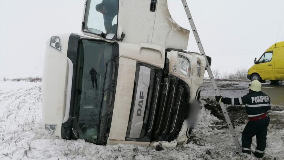 Un TIR încărcat cu ciocolată s-a răsturnat pe o şosea din Suceava 695692