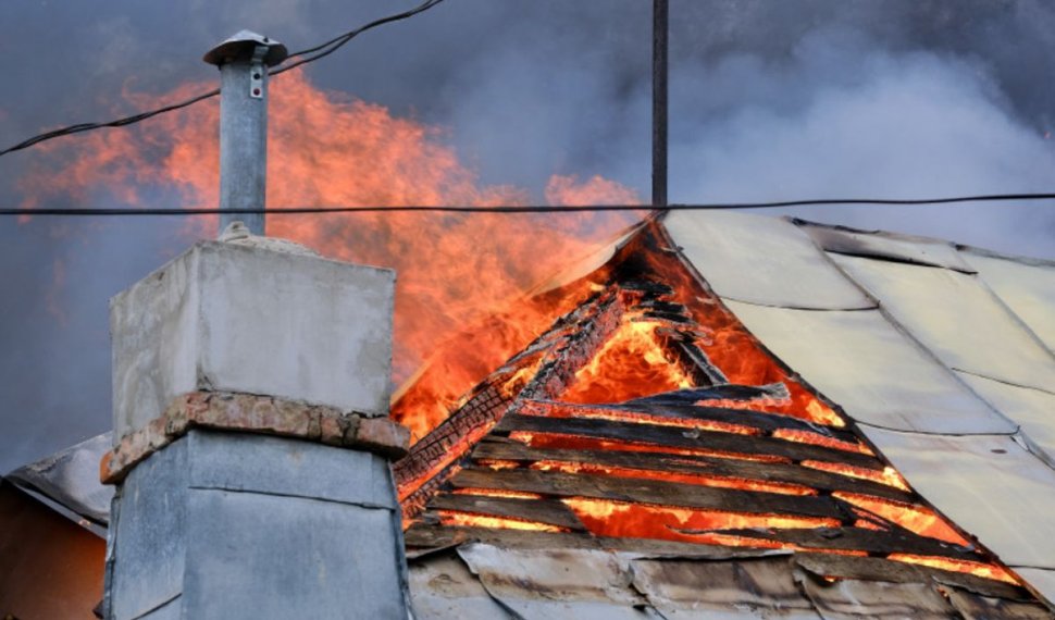 Incendiu provocat de o mână criminală în Suceava. Două case ard în flăcări! Suspectul este căutat de autorități