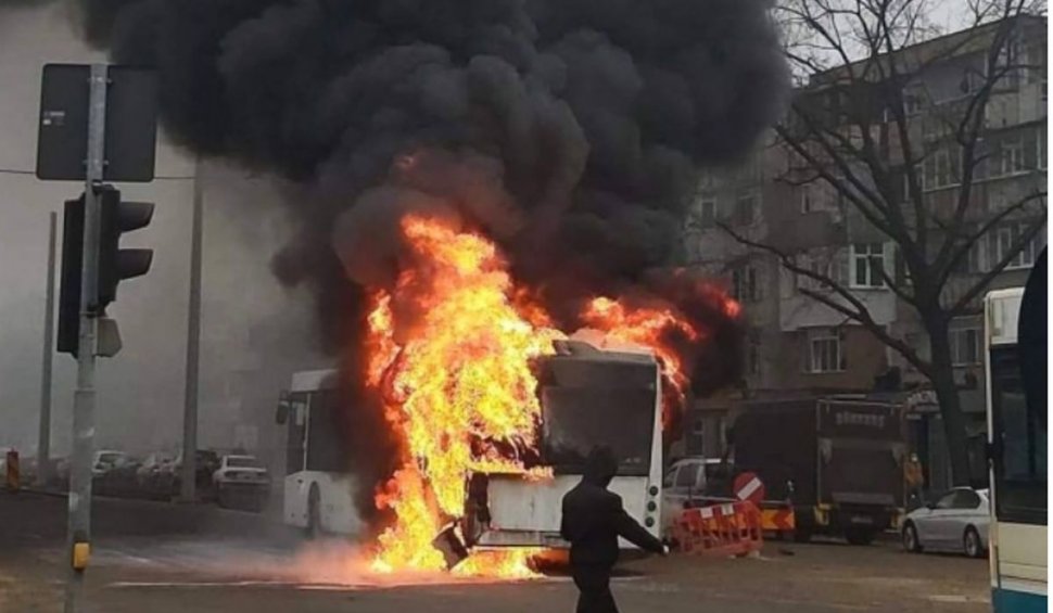 Un autobuz plin de călători a luat foc la Galaţi. Se intervine chiar acum! Circulația este blocată