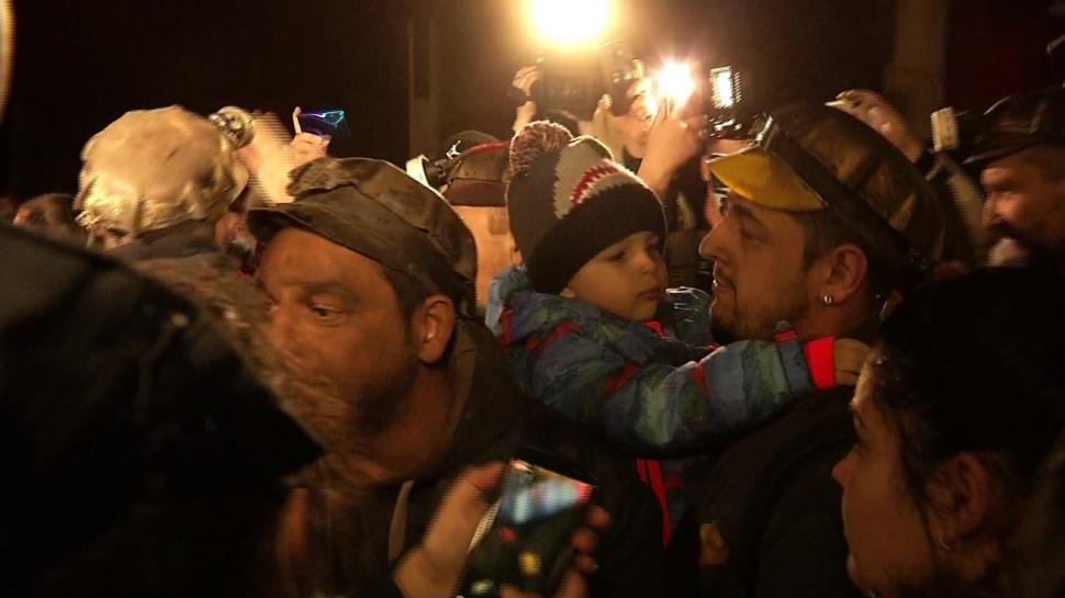 Ei sunt cei care au protestat în subteran în ultimele 7 zile şi au forţat autorităţile să le dea minerilor banii! 695977