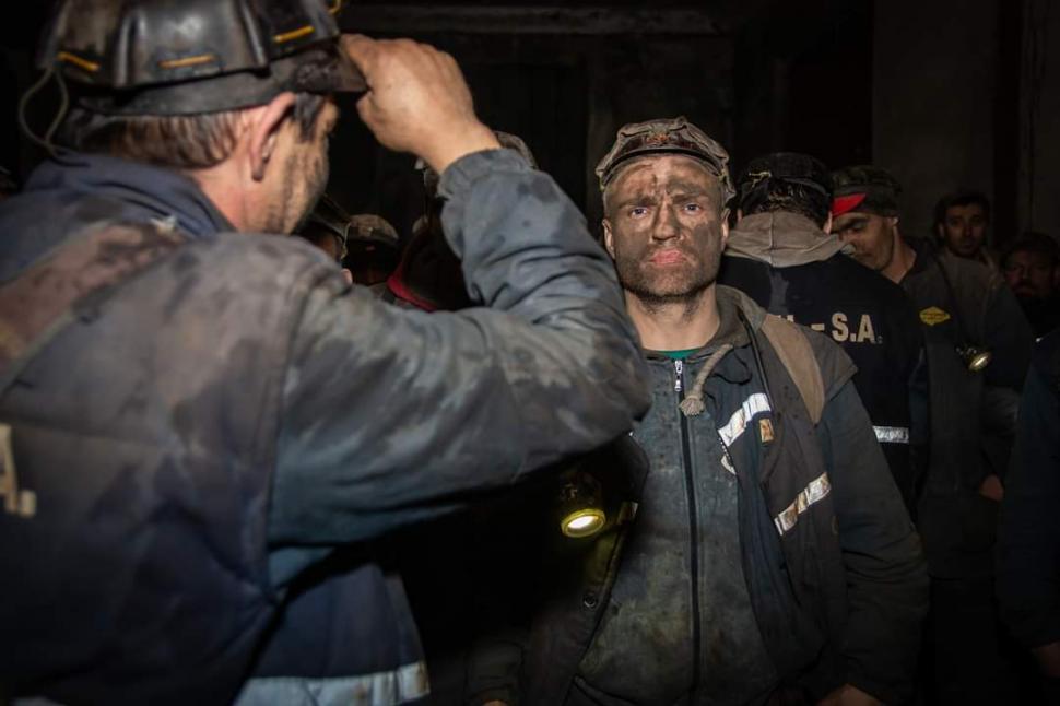 Ei sunt cei care au protestat în subteran în ultimele 7 zile şi au forţat autorităţile să le dea minerilor banii! 696013