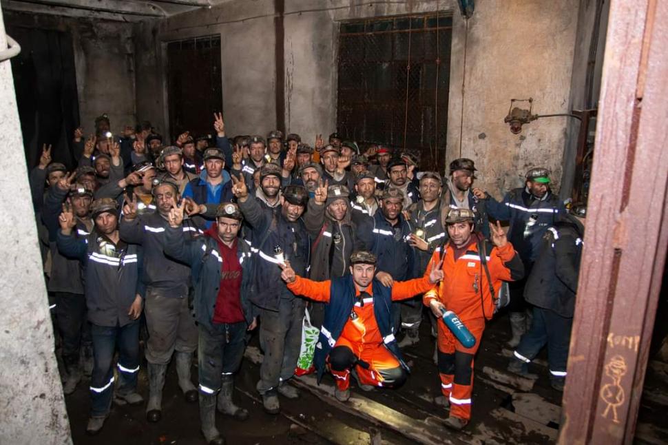 Ei sunt cei care au protestat în subteran în ultimele 7 zile şi au forţat autorităţile să le dea minerilor banii! 696016