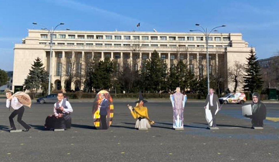 Protest PSD cu figurine din carton ale unor miniștri din Guvernul Cîțu