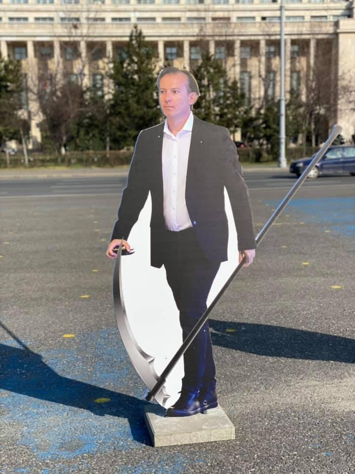 Protest PSD cu figurine din carton ale unor miniștri din Guvernul Cîțu 695942