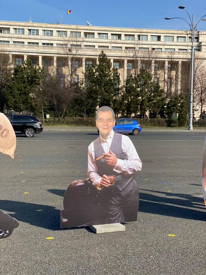 Protest PSD cu figurine din carton ale unor miniștri din Guvernul Cîțu 695943
