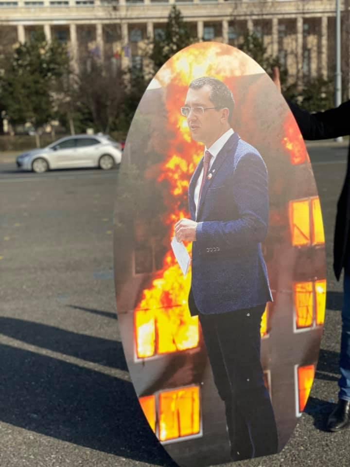 Protest PSD cu figurine din carton ale unor miniștri din Guvernul Cîțu 695947